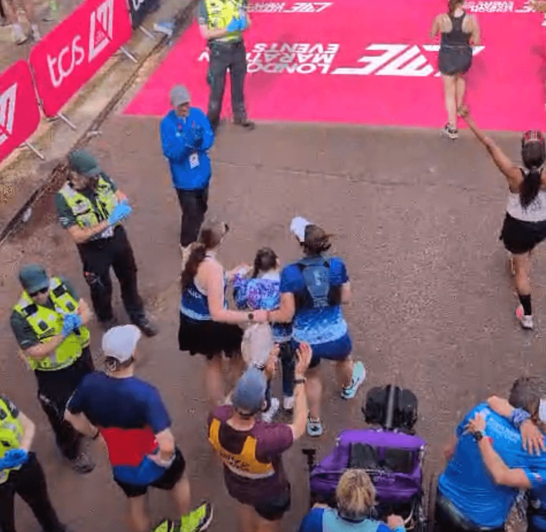 Joanne en Alice veroveren de harten van het publiek tijdens de marathon van Londen!